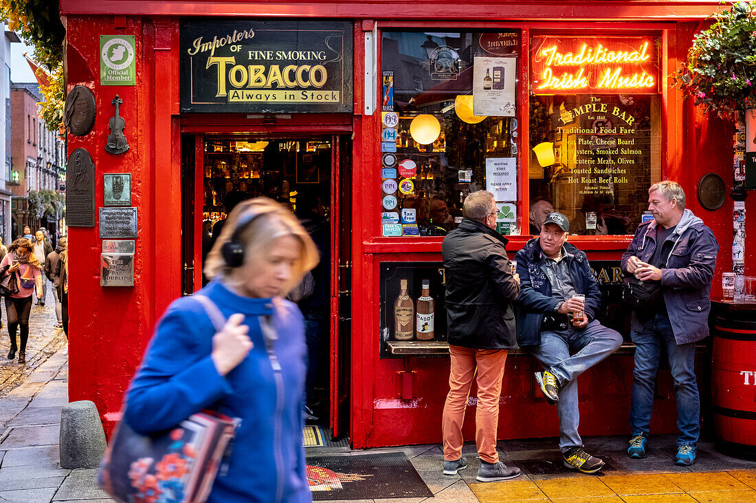 Fassade, The Temple Bar, ein traditionelles Pub im Vergnügungsviertel Temple Bar, Dublin, Irland.