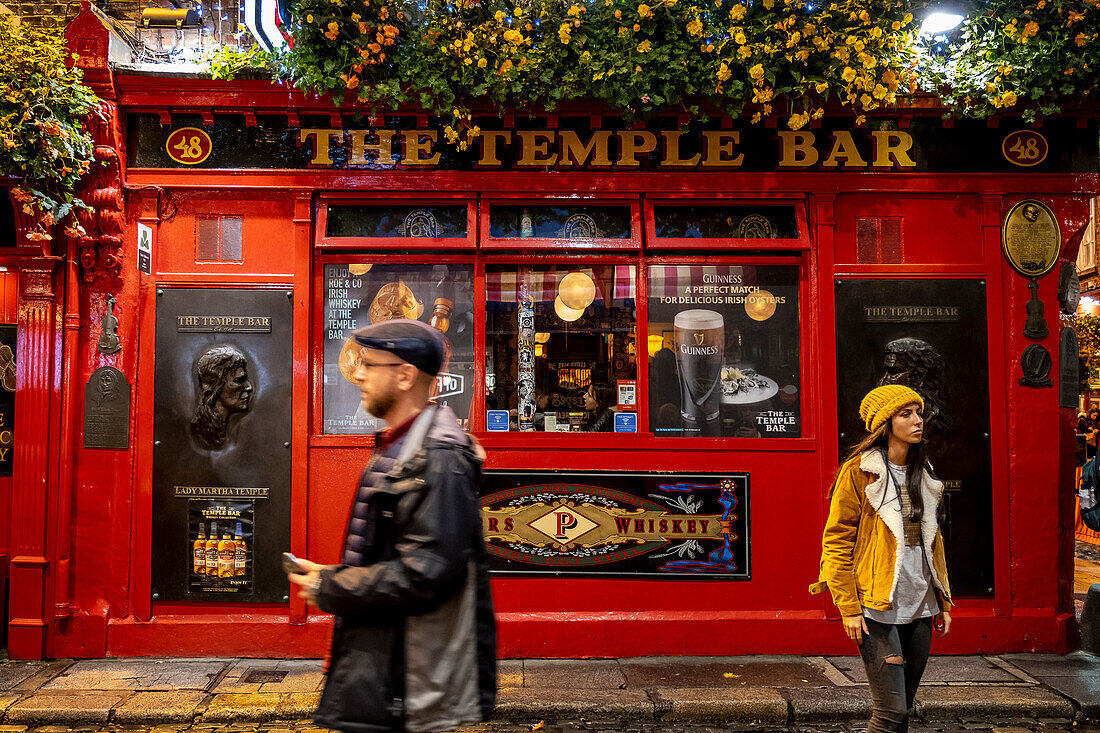 Fassade, The Temple Bar, ein traditionelles Pub im Vergnügungsviertel Temple Bar, Dublin, Irland.