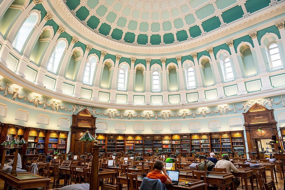 Nationalbibliothek von Irland. Der Lesesaal. Das Gebäude wurde von Thomas Newenham Deane entworfen, Dublin, Irland