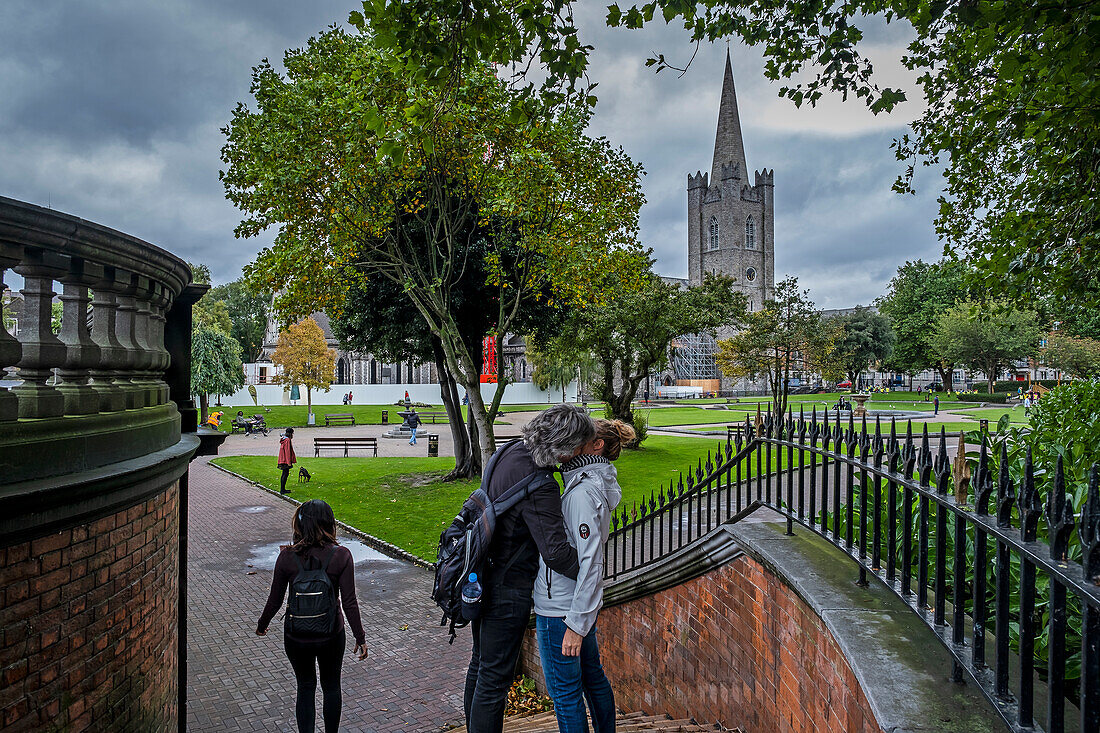 Küssendes Paar, St. Patrick's Cathedral vom St. Patrick's Park aus, Dublin, Irland