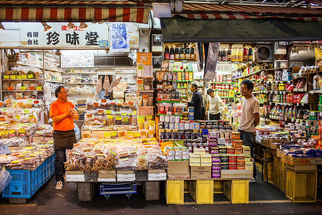 Lebensmittelläden in der Ameyoko-Marktstraße in Tokio, Japan, Asien