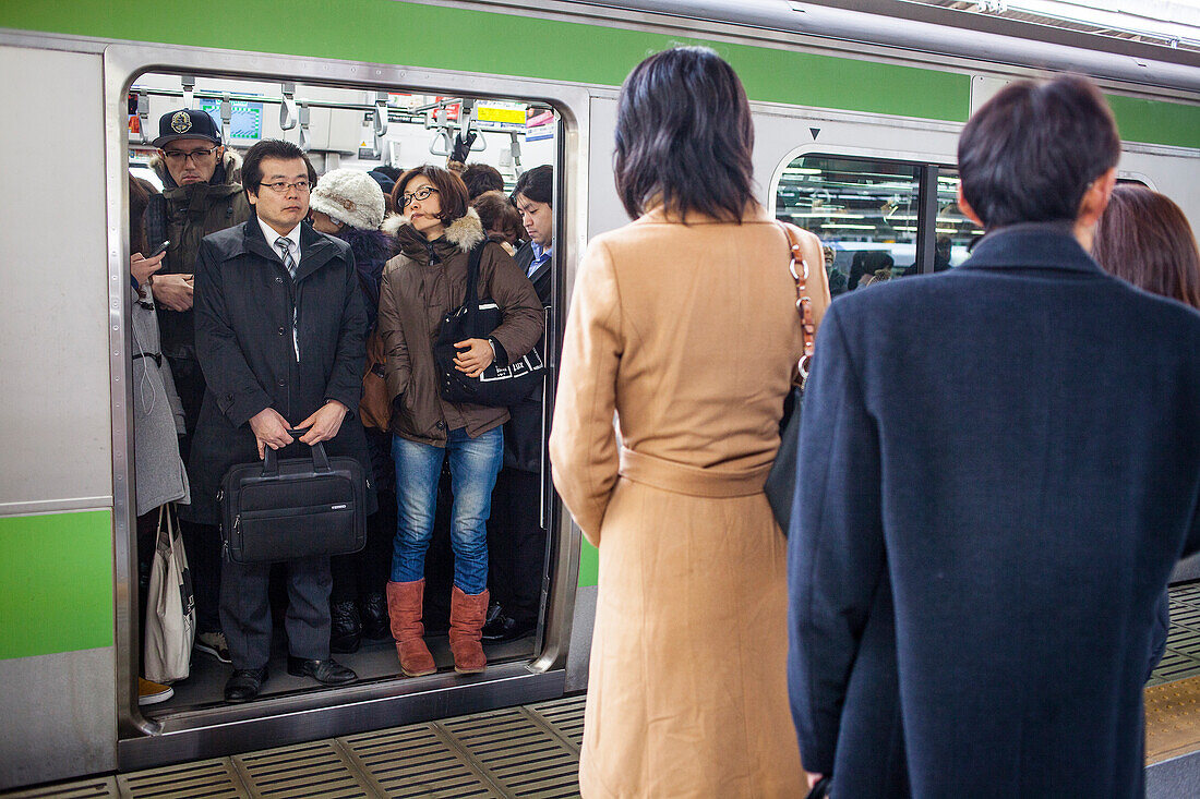 Hauptverkehrszeit am JR-Bahnhof Shinjuku, Yamanote-Linie, Shinjuku, Tokio, Japan