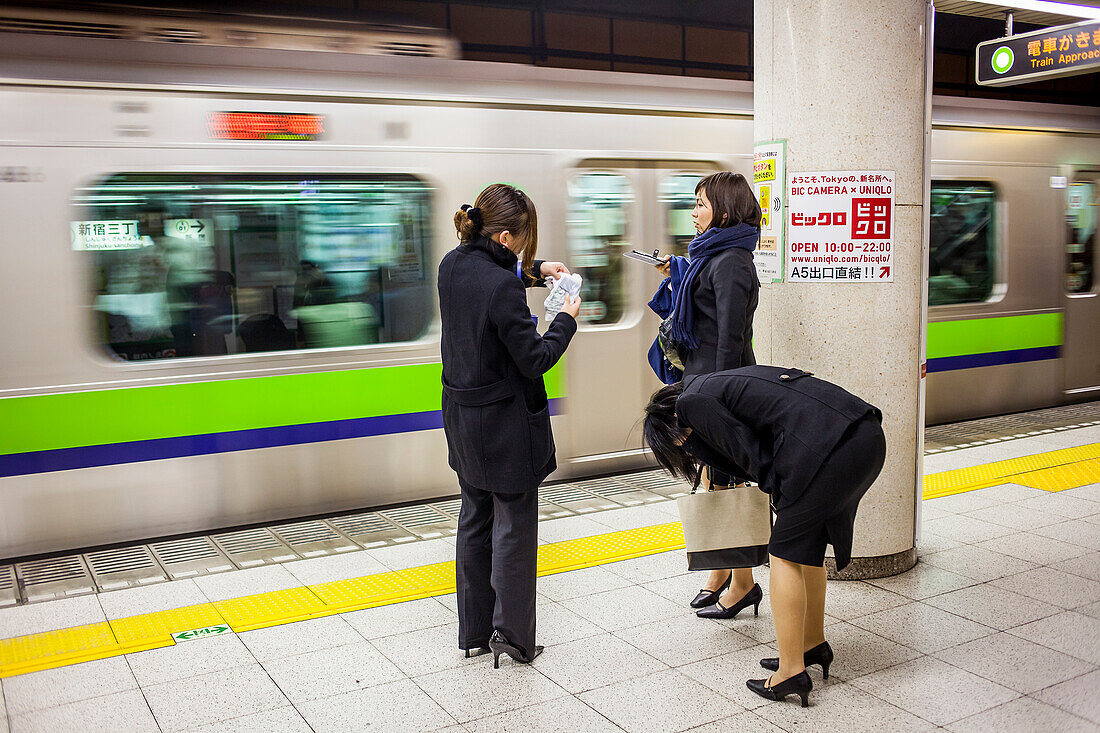 Frauen, eine Frau ist betrunken. U-Bahn, im Bahnhof Shinjuku Sanchome, Toei Shinjuku Linie, Tokio, Japan.