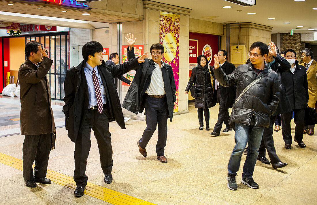 Freunde verabschieden sich am Shinjuku-Bahnhof, Tokio, Japan.
