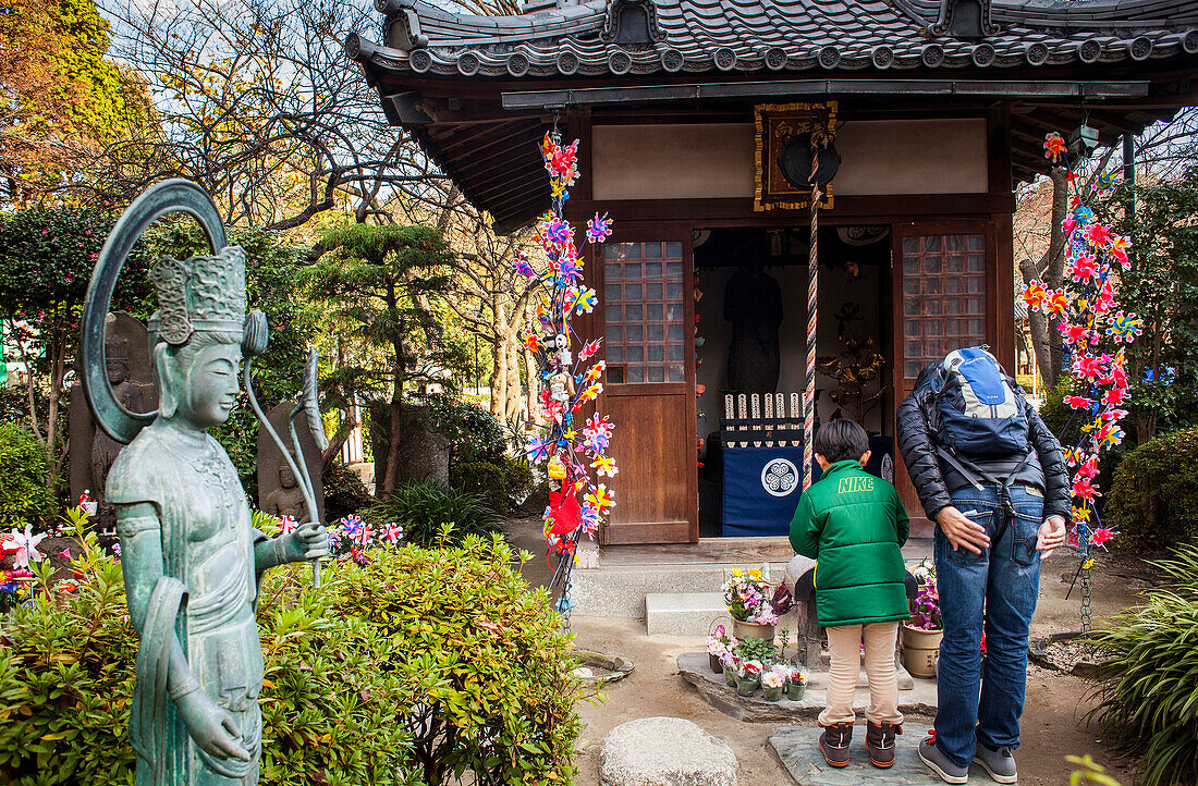 Tempelbereich, gewidmet den toten ungeborenen Kindern, im Zojoji-Tempel, Tokio, Japan