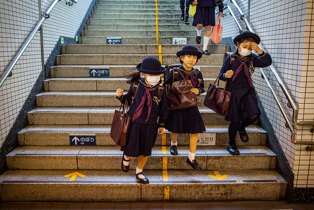 Mädchen, U-Bahn, Eingang zur Toei Oedo Linie, in der Roppongi Station, Tokio, Japan.
