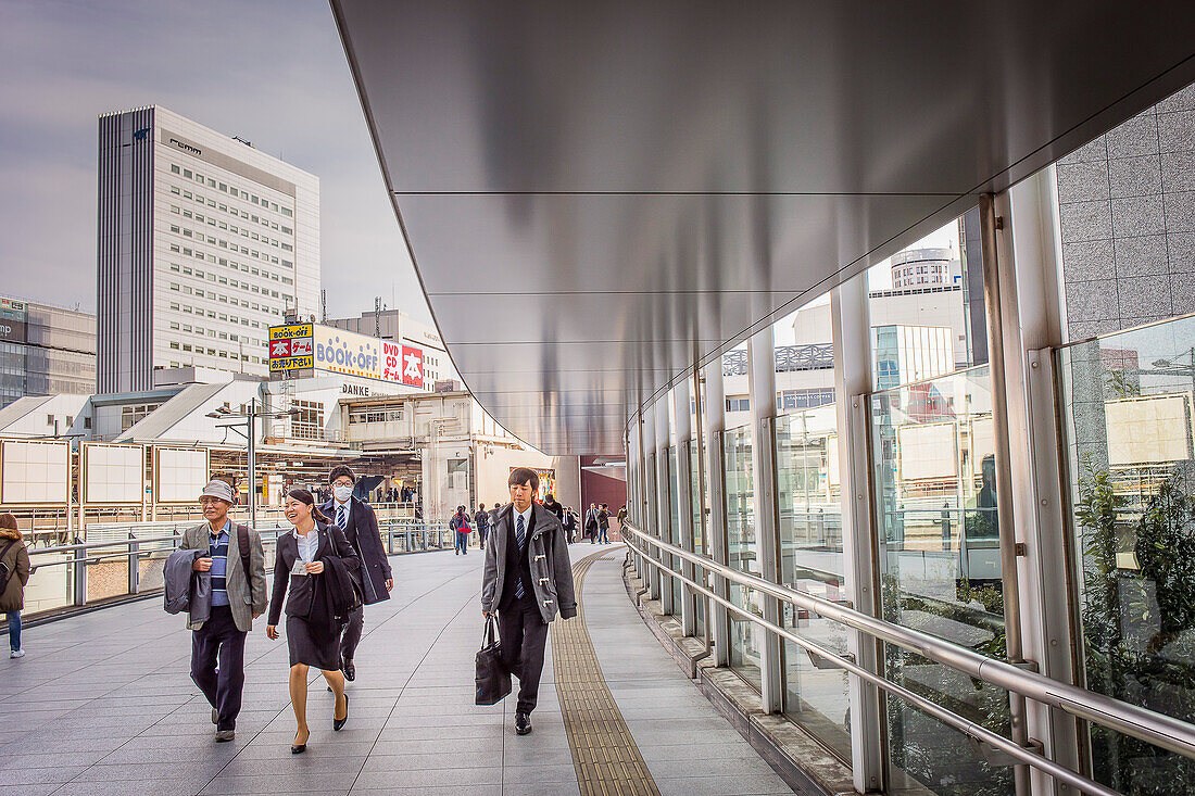 Fußweg, der das Gebäude UDX mit dem JR-Bahnhof Akihabara verbindet, Akihabara, Tokio