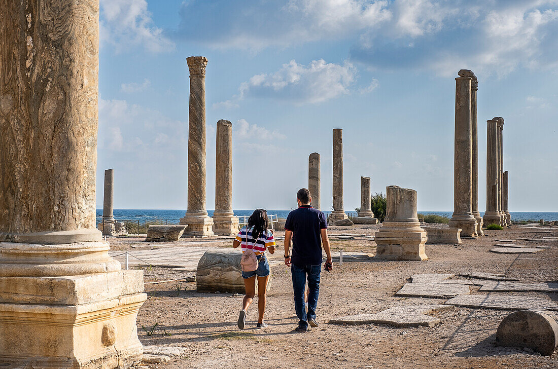 Paar, Touristen, archäologische Stätte Al-Mina, Tyrus (Sour), Libanon.