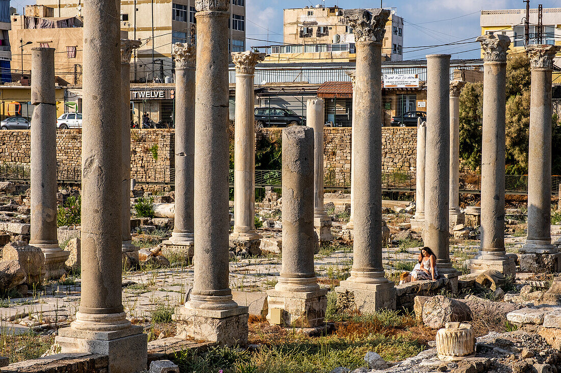 Paar, Touristen, archäologische Stätte Al-Mina, Tyrus (Sour), Libanon.