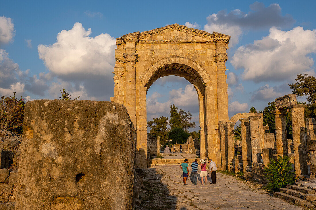 Triumphbogen, in der archäologischen Stätte von Al-Bass, Tyrus (Sour), Libanon.