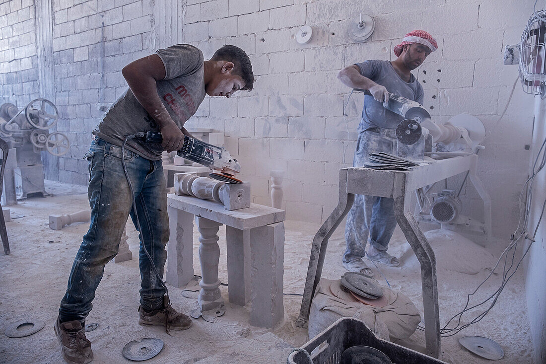 Nader, 15 Jahre alt, modelliert den berühmten Felsen von Arsal, Arbeit mit gefährlichen Maschinen, Kinderarbeit, syrischer Flüchtling, in Arsal, Bekaa-Tal, Libanon