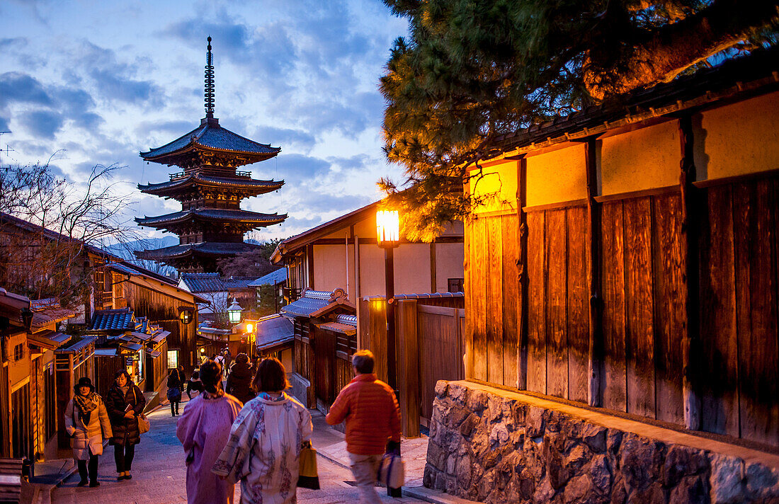 Sanneizaka-Straße und Yasaka-Pagode, Stadtviertel Gion, Kyoto, Japan.