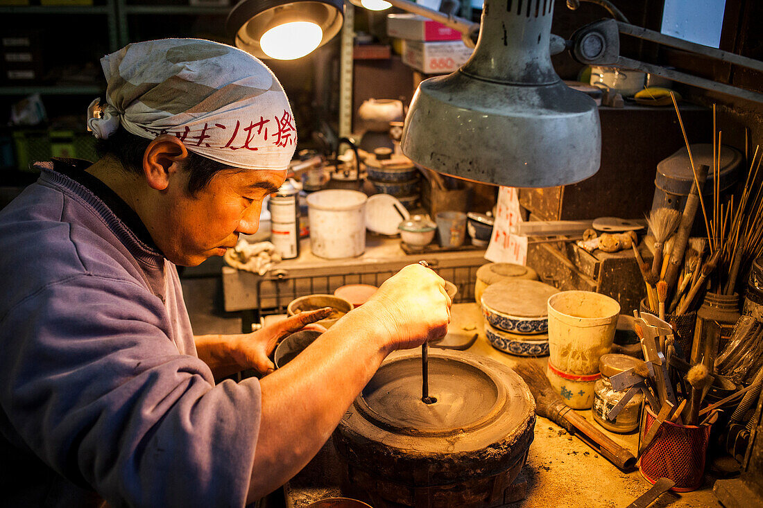 Takahiro Koizumi fertigt die äußere Form eines neuen Designs einer eisernen Teekanne oder Tetsubin, nanbu tekki, Werkstatt der Familie Koizumi, Handwerker seit 1659, Morioka, Präfektur Iwate, Japan