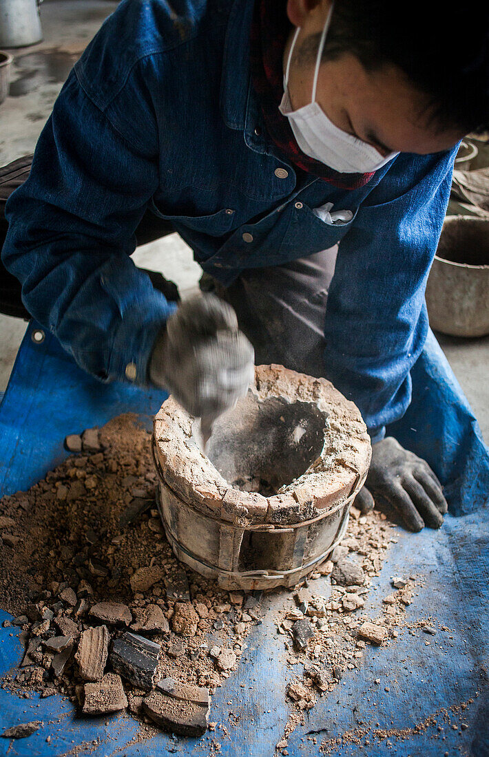 Kohei Ishimori fertigt eine Außenform für ein neues Design einer eisernen Teekanne oder Tetsubin an, nanbu tekki, Werkstatt der Familie Koizumi, Handwerker seit 1659, Morioka, Präfektur Iwate, Japan