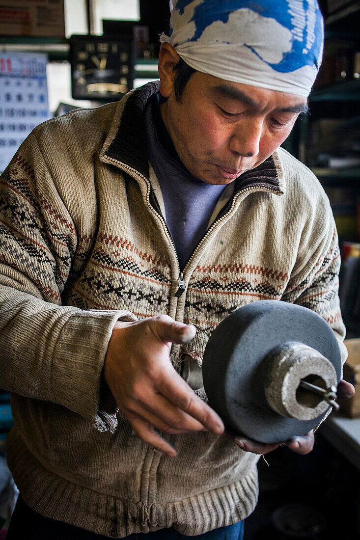 Takahiro Koizumi bereitet die innere Form vor, um eine eiserne Teekanne oder Tetsubin herzustellen, nanbu tekki, Werkstatt der Familie Koizumi, Handwerker seit 1659, Morioka, Präfektur Iwate, Japan