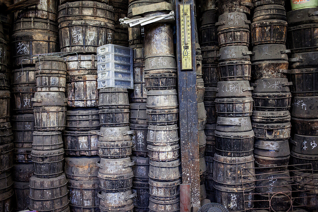 Äußere Formen, gestapelt, für die Herstellung von eisernen Teekannen oder Tetsubin, nanbu tekki, in der Werkstatt von Morihisha Suzuki, Handwerker seit 1625, Morioka, Präfektur Iwate, Japan