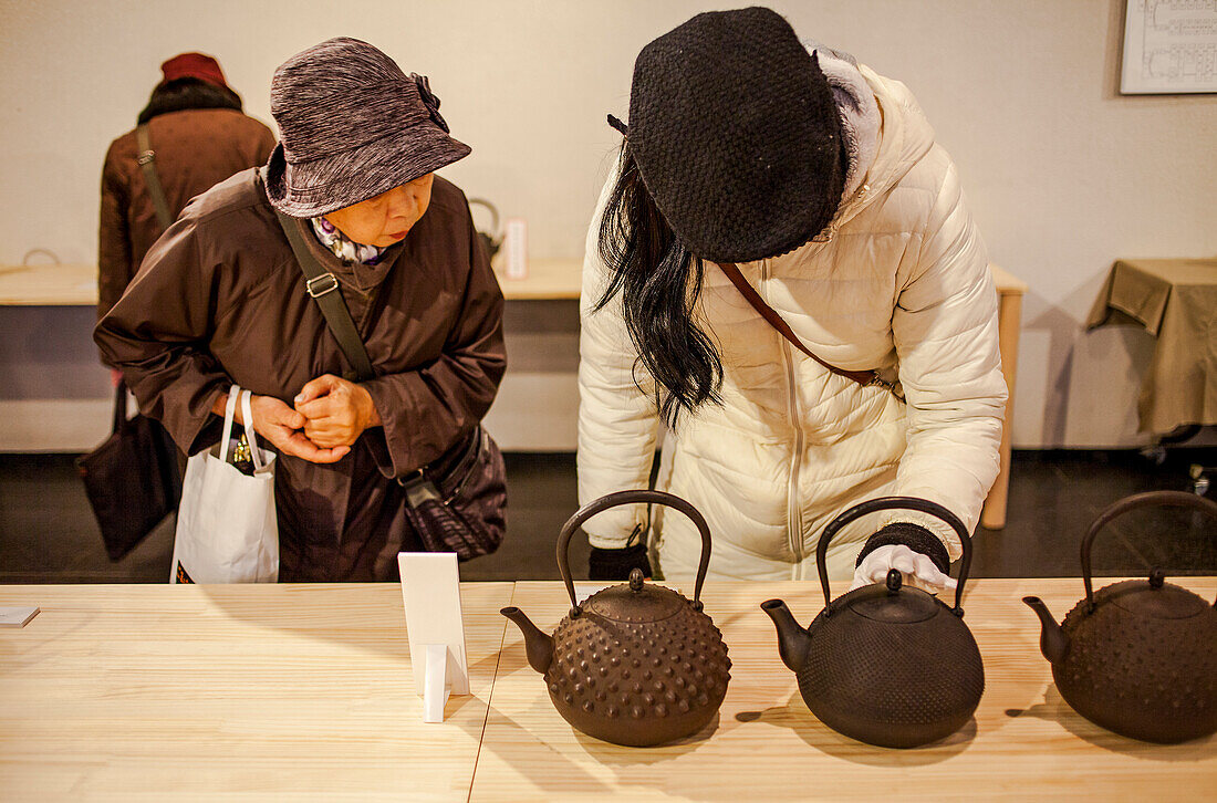 Ausstellung von eisernen Teekannen oder Tetsubin, nanbu tekki, in Cyu-o-kouminkan, Morioka, Präfektur Iwate, Japan