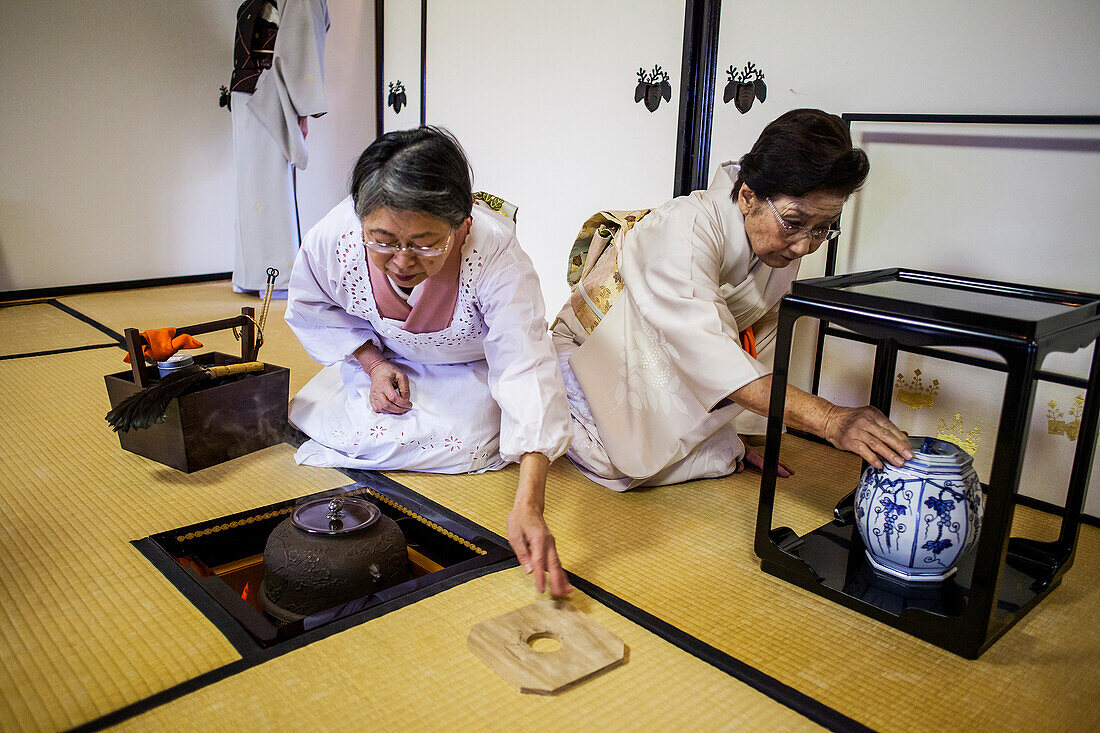 Teezeremonie mit eiserner Teekanne oder Tetsubin, in Cyu-o-kouminkan, Morioka, Präfektur Iwate, Japan