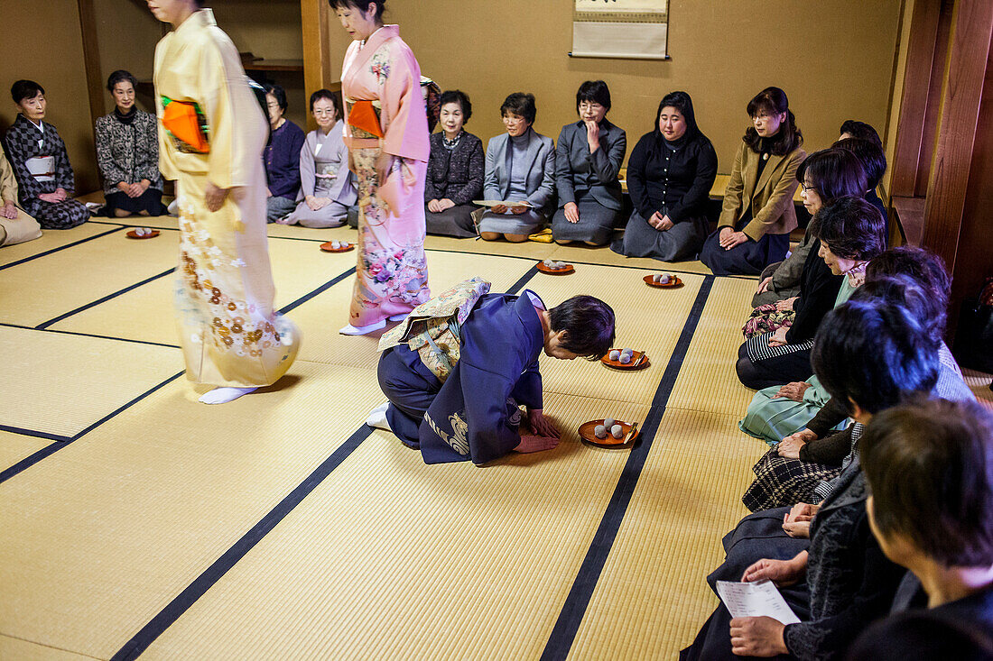 Teezeremonie, Servieren von Kuchen, in Cyu-o-kouminkan, Morioka, Präfektur Iwate, Japan
