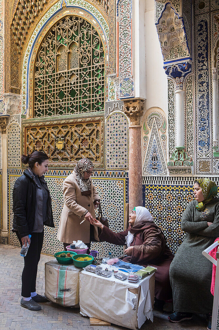 Kunden und Verkäuferinnen von Weihrauch und Henna, Zaouia (Grabmal) von Moulay Idriss II, Medina, Fez. Marokko