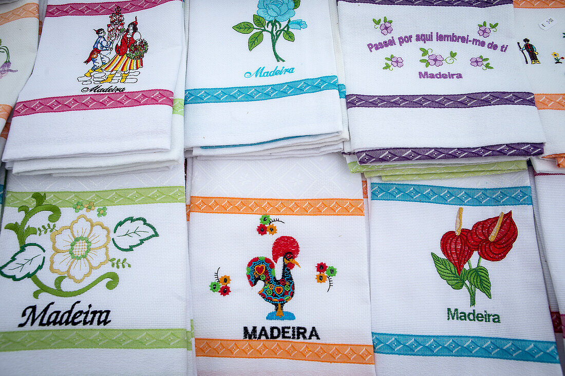Traditionelle Stickereien auf Tischtüchern und Servietten, Funchal, Madeira, Portugal