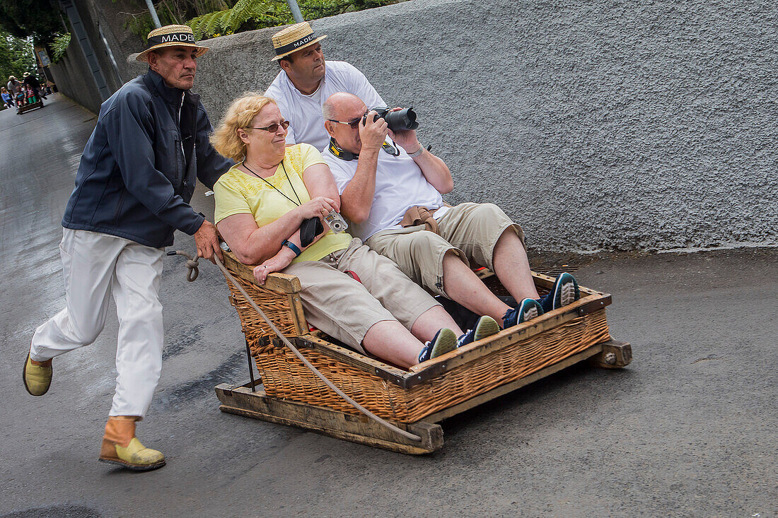 Carreiros do Monte, Korbrodelschlittenfahrt von Monte nach Funchal, Funchal, Madeira, Portugal