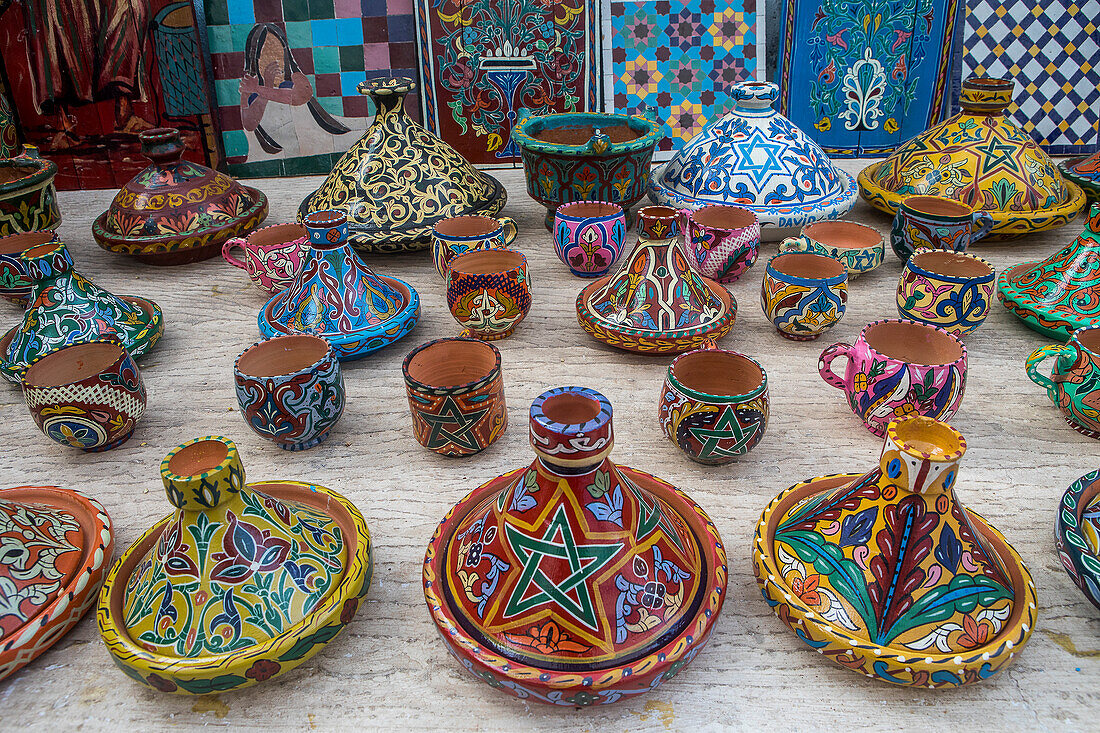 Tajine-Töpferwaren zum Verkauf, Souvenirladen, Straßenmarkt, in der Kasbah der Udayas, Rabat. Marokko