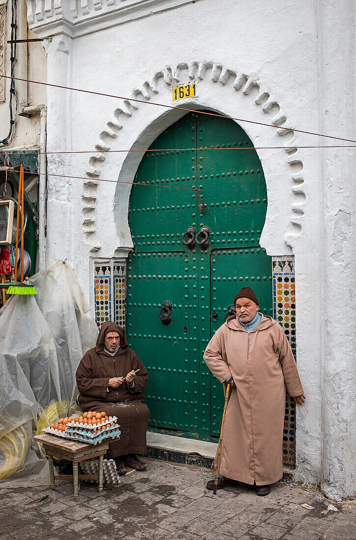 Eierverkäufer und Blinder, Straßenmarkt, Medina, UNESCO-Welterbe,Tetouan, Marokko