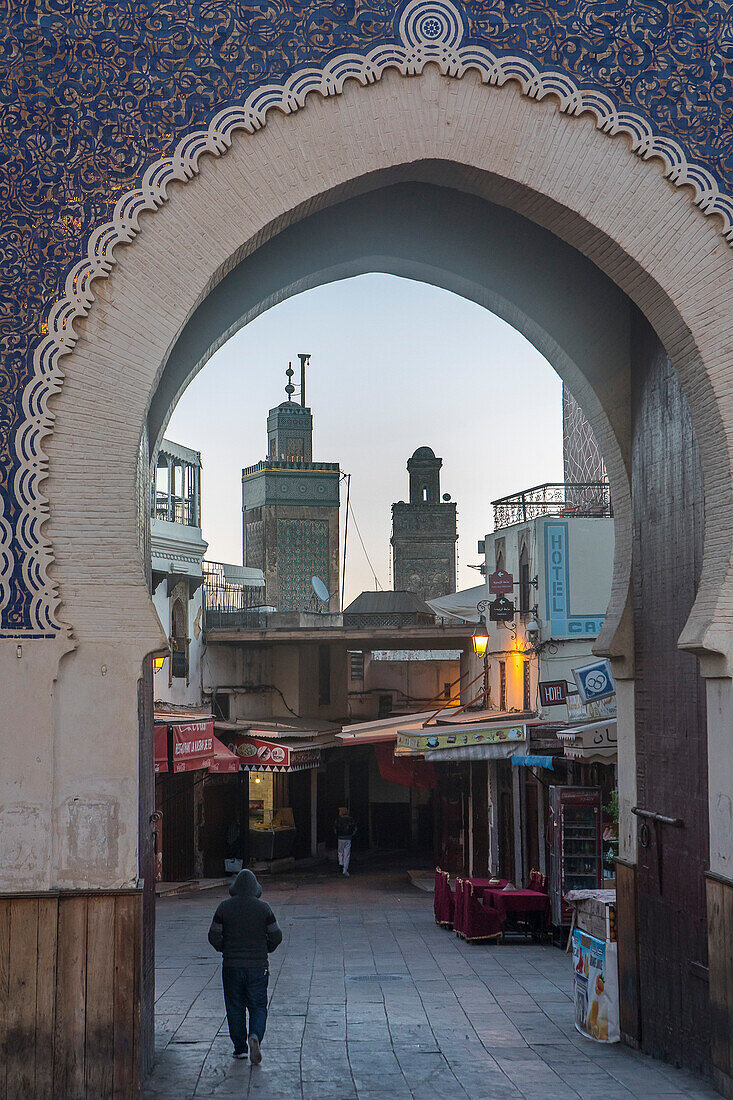 Tor Bab Bou Jeloud, im Hintergrund rechts das Minarett von Sidi Lazaze, links das Minarett von Medersa Bou Inania, Medina, Fes, Marokko