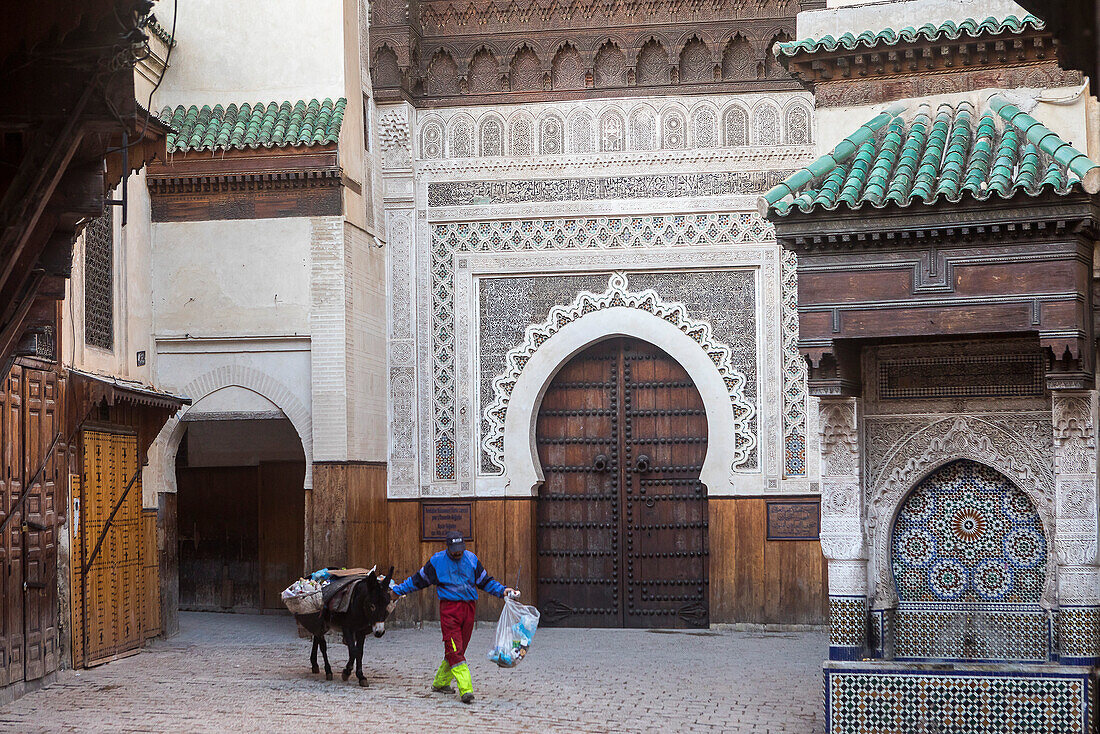 Platz an-Nejjarine. Im Hintergrund, die braune Tür ist das Museum für Kunst und Holzhandwerk. Fez.Marokko