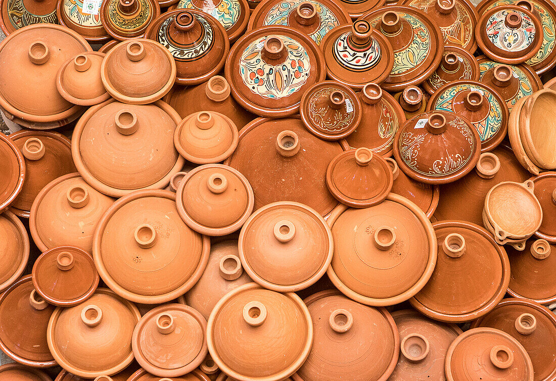Töpferladen, Töpferwaren für die Zubereitung der traditionellen Tajine, Medina, Fez. Marokko