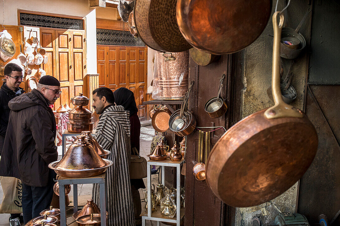 Kunden und Verkäufer feilschen, Souk von Messing, Place as Seffarine, Medina. Fez.Marokko