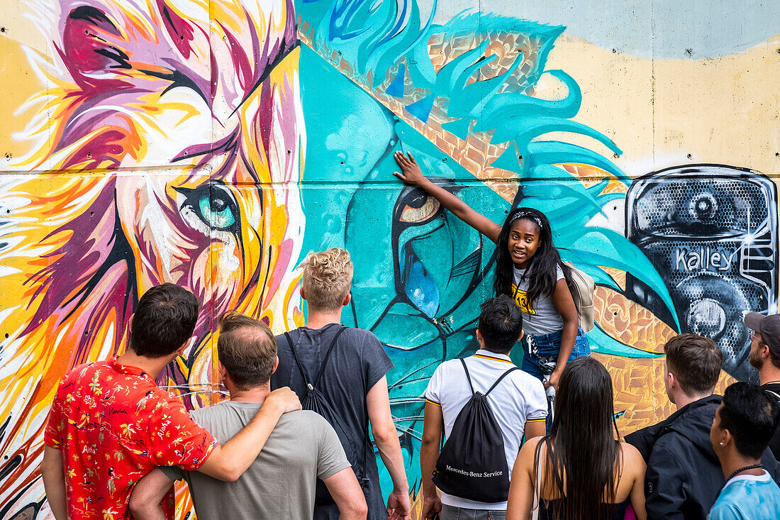 Liliana ist eine Nachbarin der Comuna 13 und zeigt den Touristen die Graffiti des Viertels, Comuna 13, Medellín, Kolumbien
