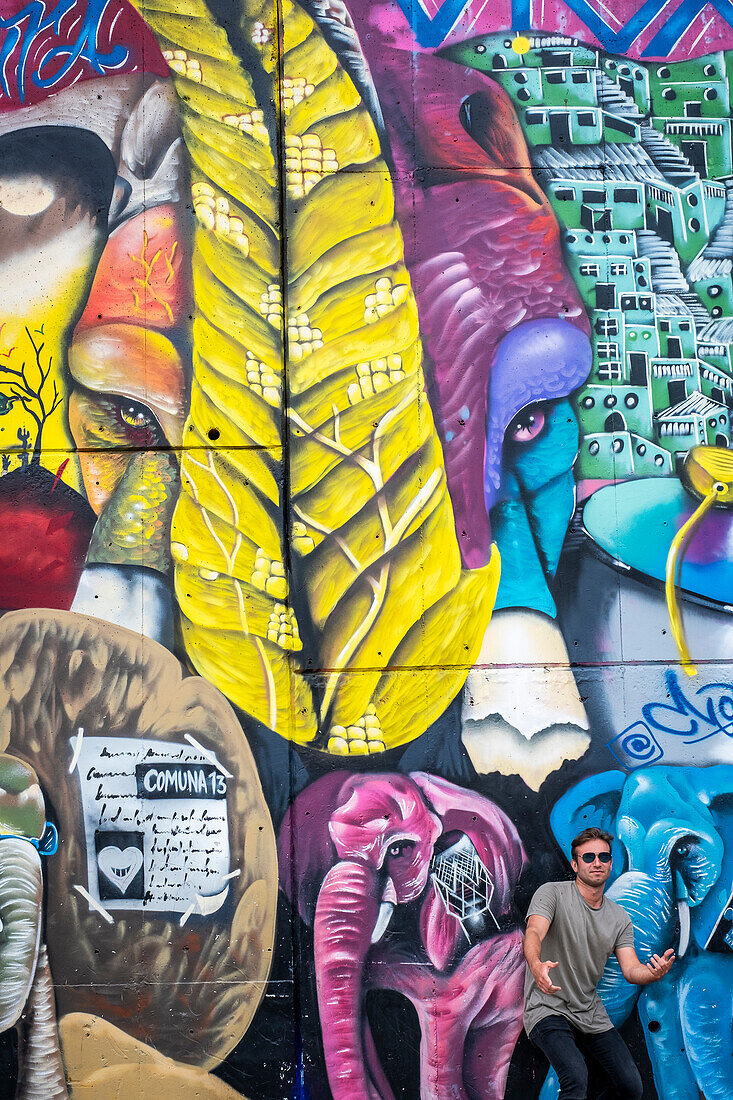 Tourist, Straßenkunst, Wandmalerei, Graffiti von Chota, Comuna 13, Medellín, Kolumbien