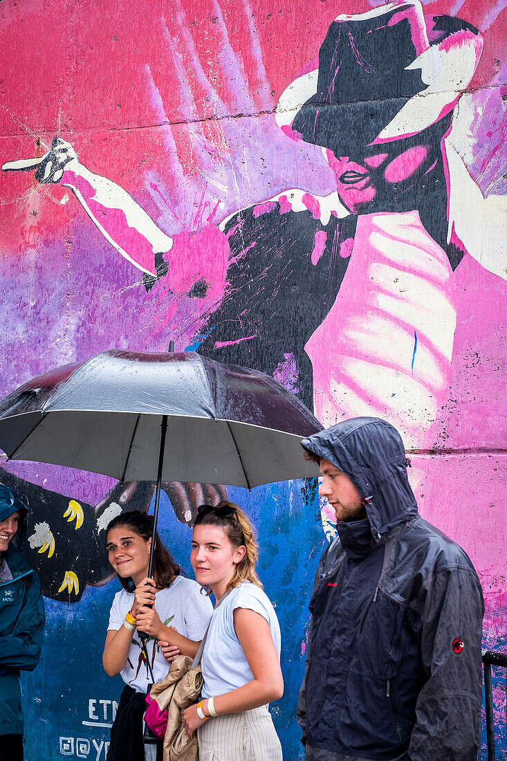 Tourists, Street art, mural, graffiti, Comuna 13, Medellín, Colombia