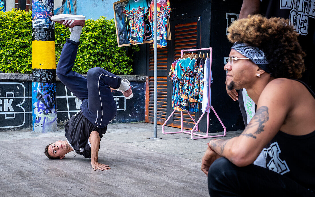 Schwarz und Weiß C-13, Tänzer des Hip Hop, Straßenkunst, Comuna 13, Medellín, Kolumbien