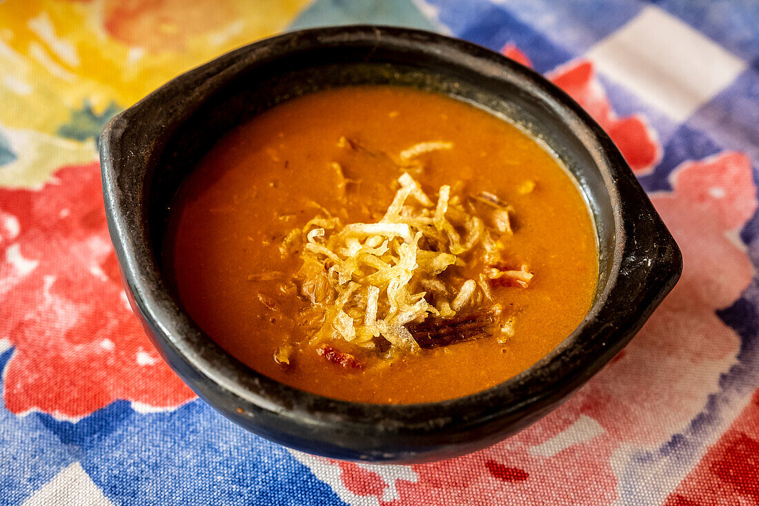 Cazuela típica, typische Kasserolle, Restaurant Hato Viejo, Traditionelle kolumbianische Küche, Medellín, Kolumbien