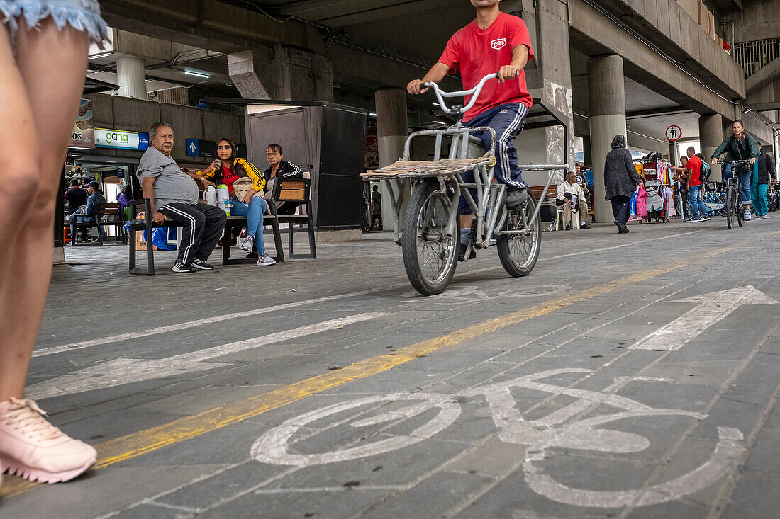 Fahrradspur, in der Carrera 51, Medellín, Kolumbien
