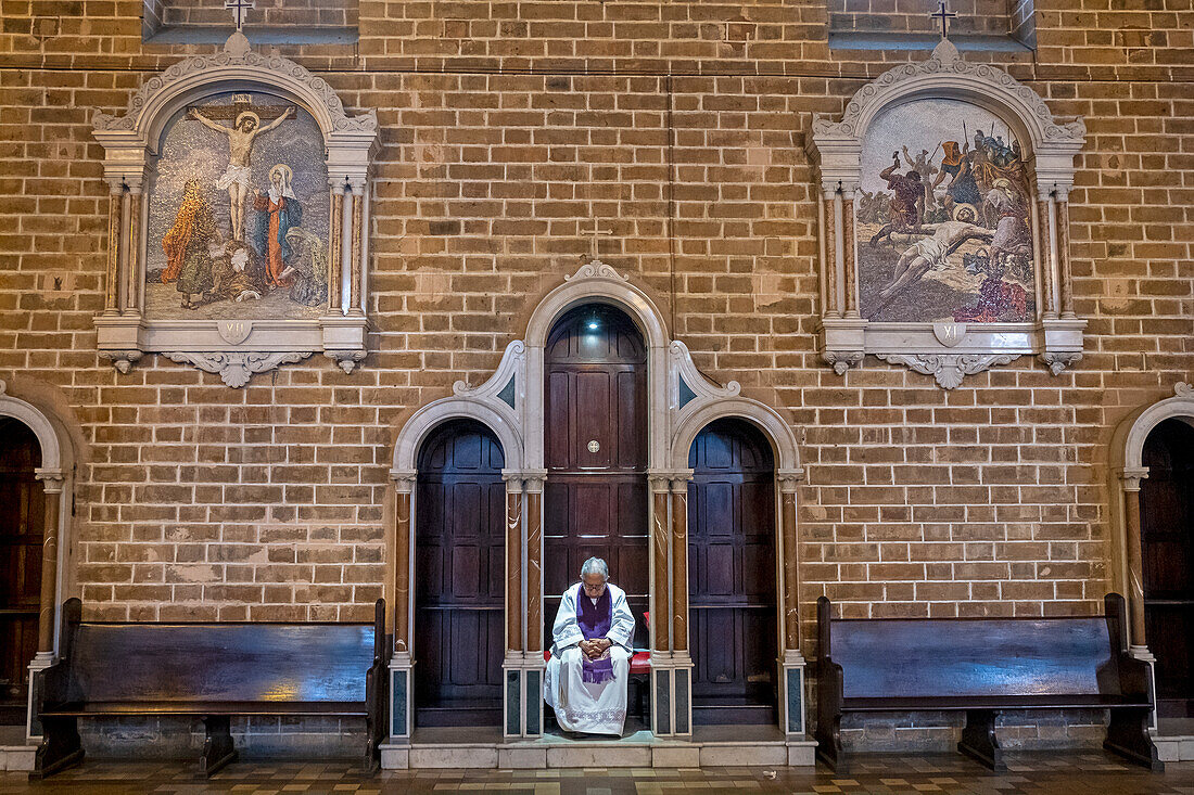 Monsignore Jorge Suárez, Exorzist, in der Catedral Basílica Metropolitana de Medellín, Kathedrale, Medellín, Kolumbien