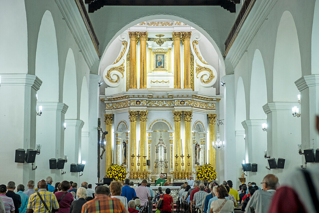 Betende Menschen, in der Basilika Unserer Lieben Frau von Candelaria, Medellín, Kolumbien
