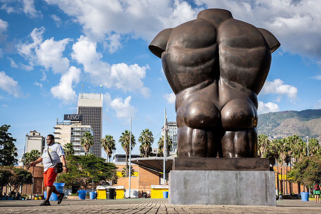 Skulptur "Torso Masculino" von Fernando Botero, Park Sant Antonio, Medellín, Kolumbien