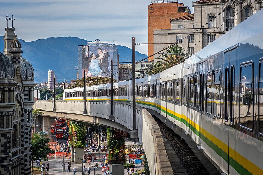 Metro, U-Bahn, Linie A zwischen Station Prado und Station Hospital, Stadtzentrum, Skyline, Medellín, Kolumbien