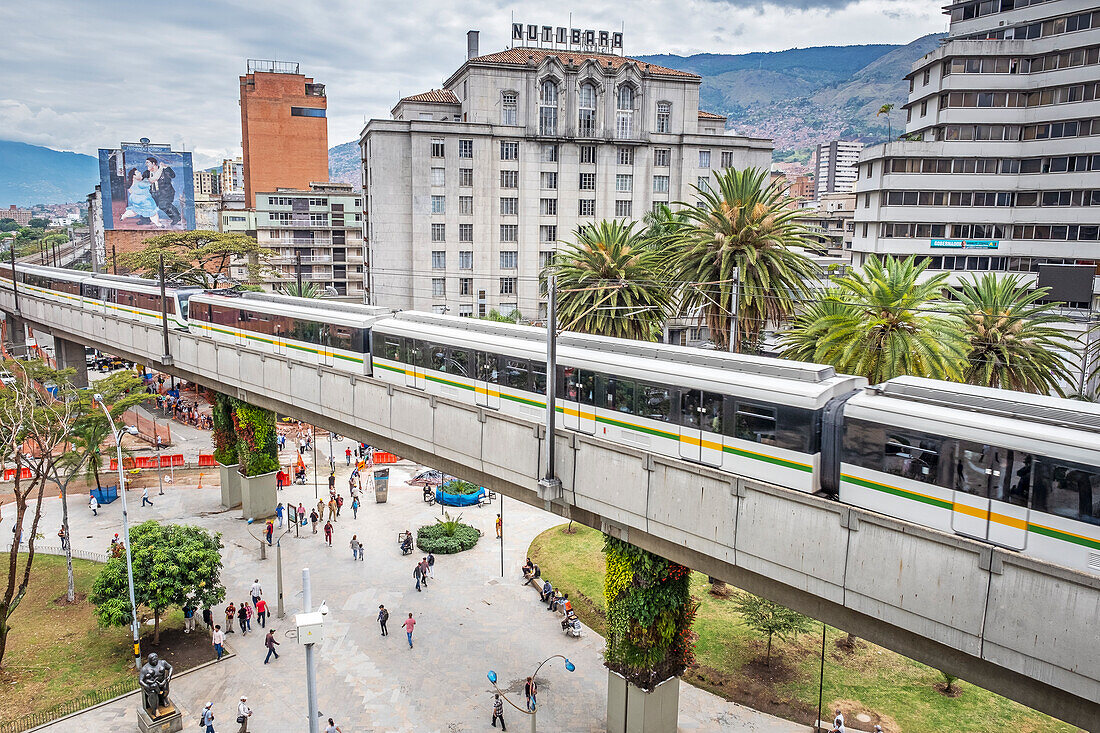 Metro, U-Bahn, Linie A zwischen Station Prado und Station Hospital, Stadtzentrum, Skyline, Medellín, Kolumbien