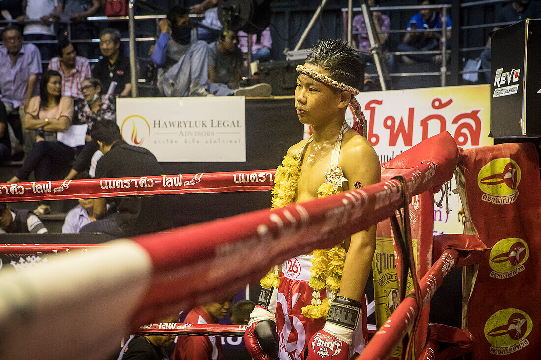 Präsentation des Kampfes. Muay Thai-Kämpfer bei der Durchführung des Rituals vor dem Kampf, Bangkok, Thailand