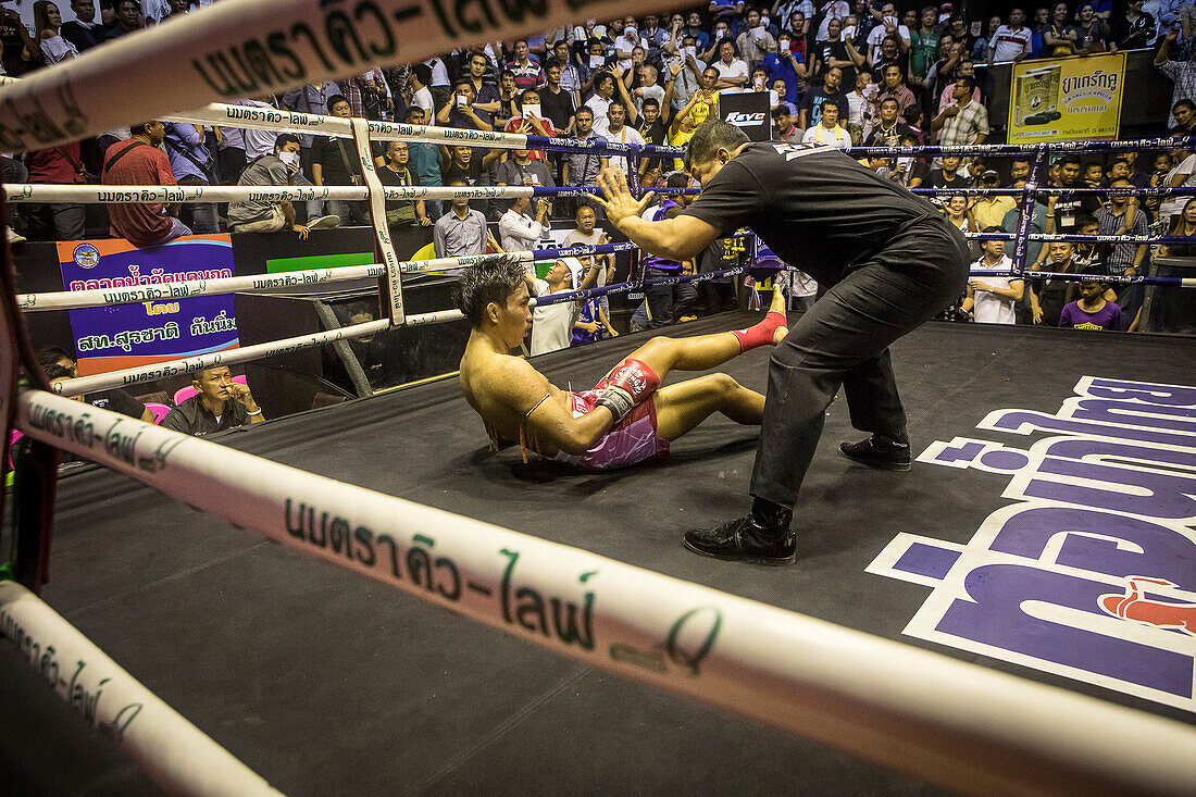 Mann k.o., Muay-Thaiboxer, Bangkok, Thailand