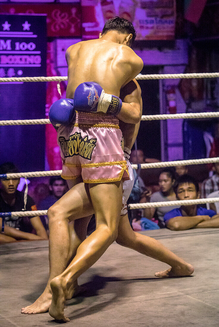 Muay-Thai-Boxer beim Kampf, Bangkok, Thailand