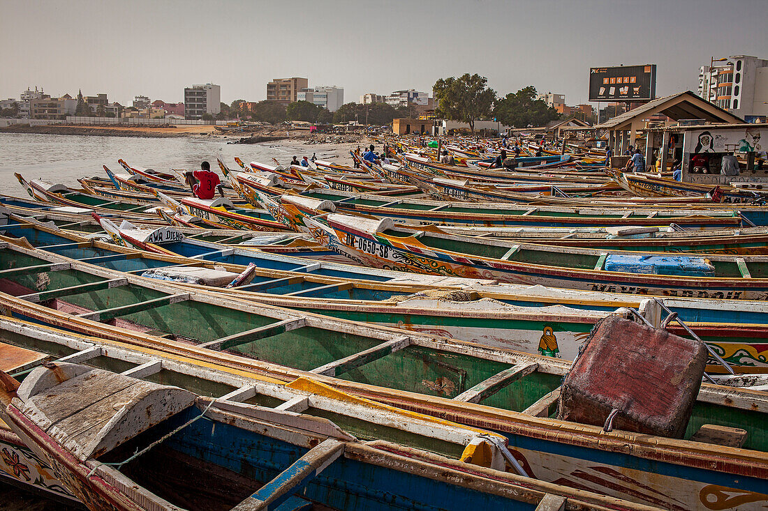 Boote am Strand des Fischmarktes in Soumbedioune, Dakar, Senegal