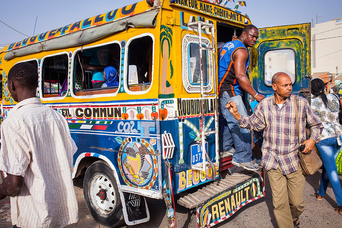 Traditioneller Bus des öffentlichen Verkehrs, Dakar, Senegal