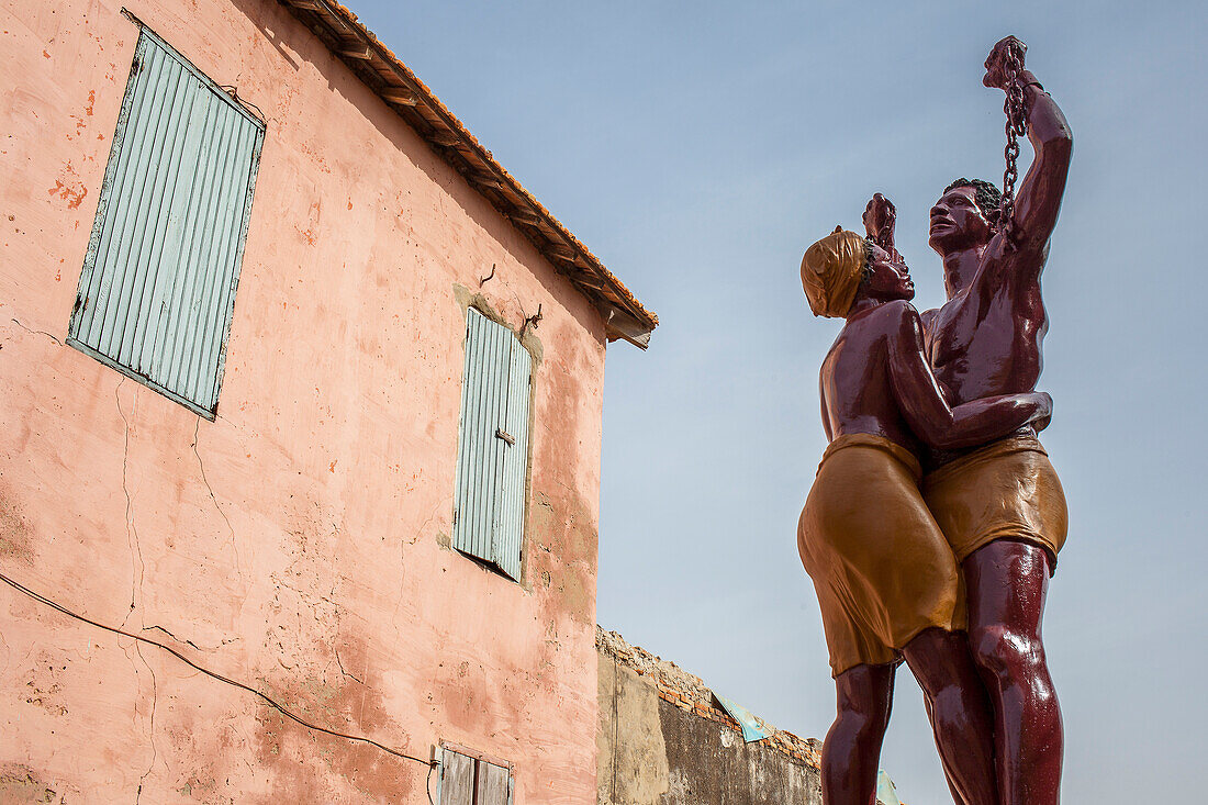 Statue zum Gedenken an das Ende der Sklaverei, Insel Goree, in der Nähe von Dakar, Senegal
