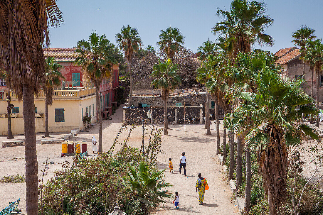Straßenszene, koloniale Häuser auf der Insel Goree, Senegal
